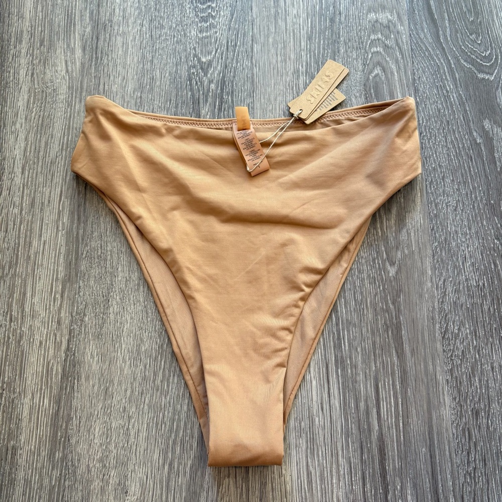 SKIMS High Cut Cheeky Bikini Bottom Size S NWT Camel/Tan Neutral